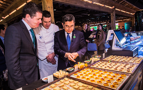 The Minister for Public Expenditure and Reform, Paschal Donohoe T.D., and The Vice Minister of Agriculture, H.E. Mr Junwon Lee sample the Irish food at the Irish-Korean Cuisine and Cultural Exchange. Credit: Tom Coyner